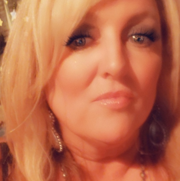 Meet your Posher, Lisa - Picture 3 of 3